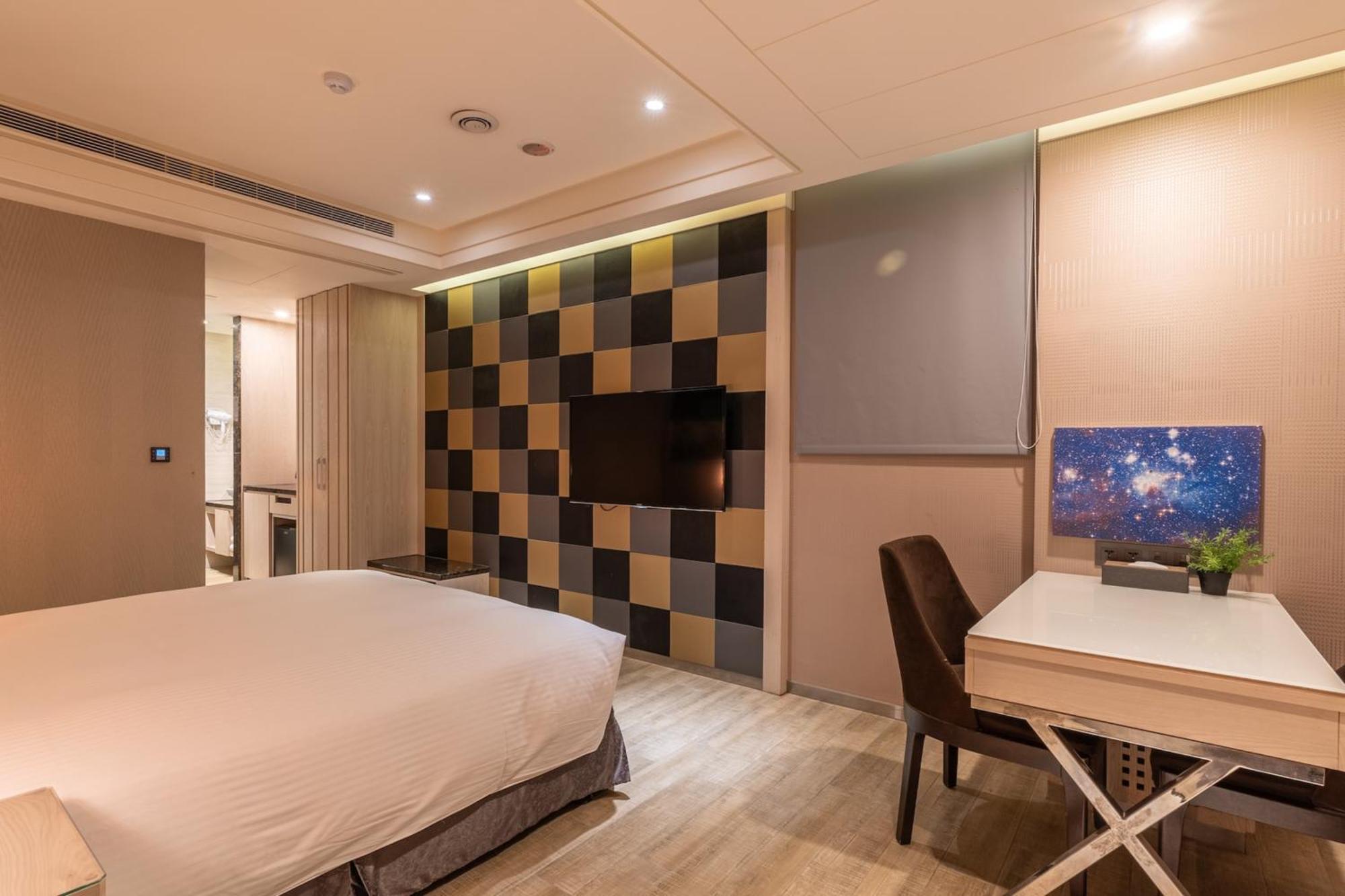 Guide Hotel Taichung Ziyou Екстериор снимка