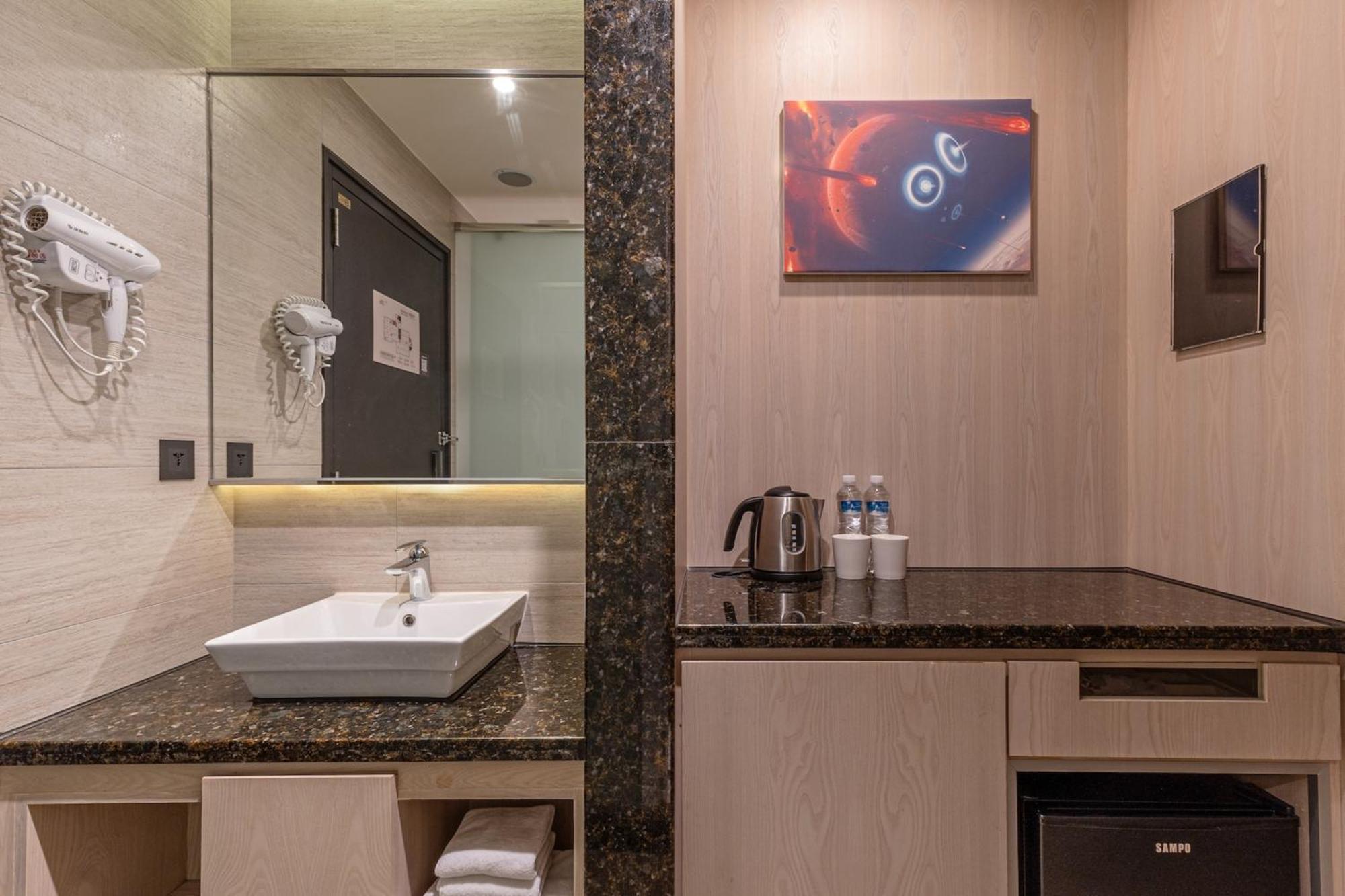Guide Hotel Taichung Ziyou Екстериор снимка