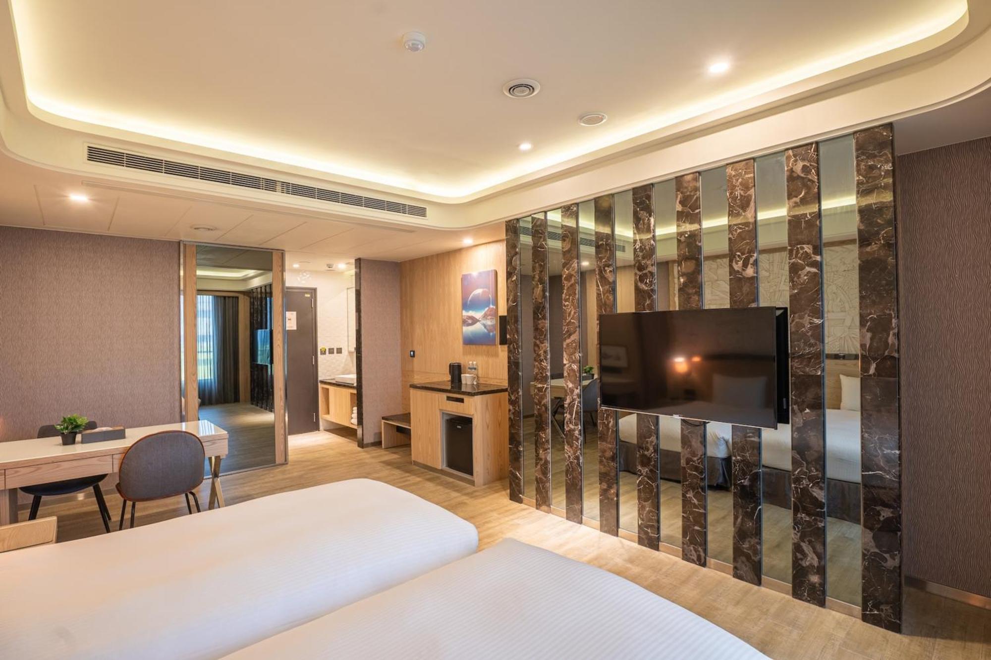 Guide Hotel Taichung Ziyou Екстериор снимка