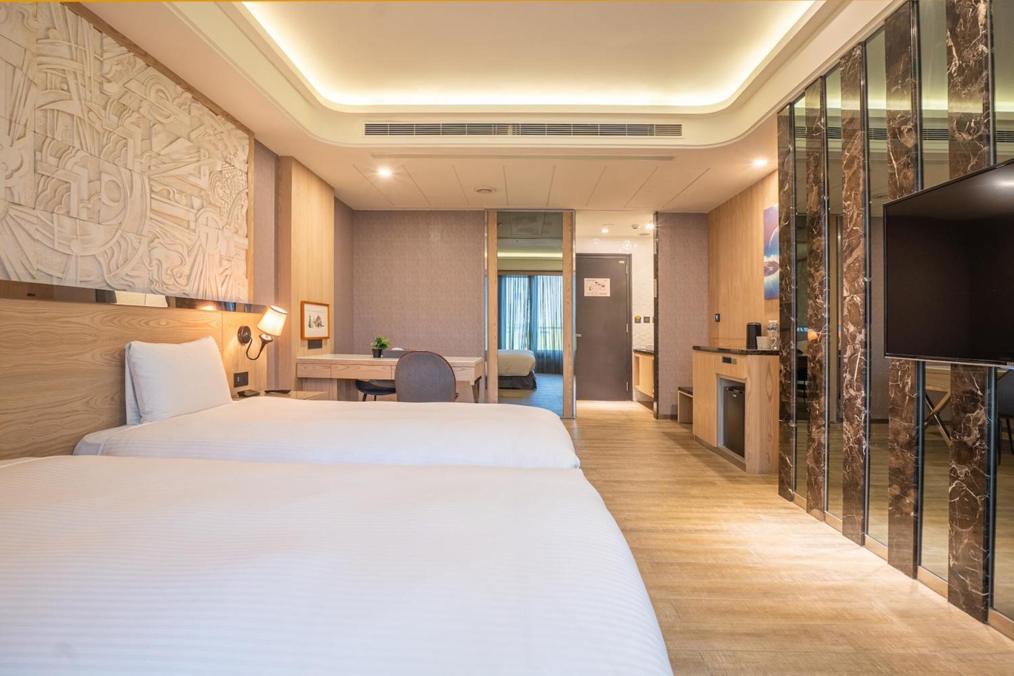 Guide Hotel Taichung Ziyou Екстериор снимка