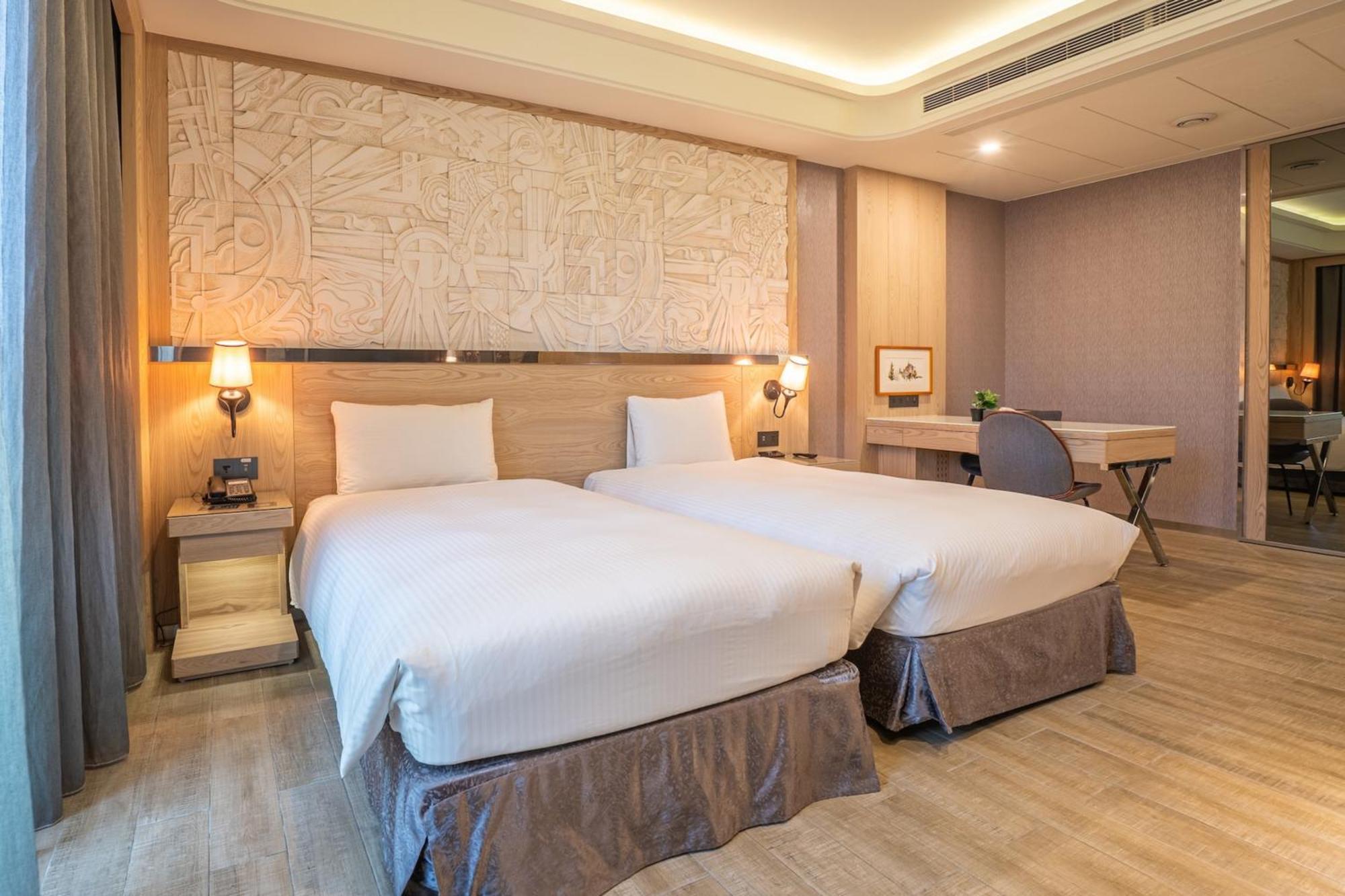 Guide Hotel Taichung Ziyou Екстериор снимка
