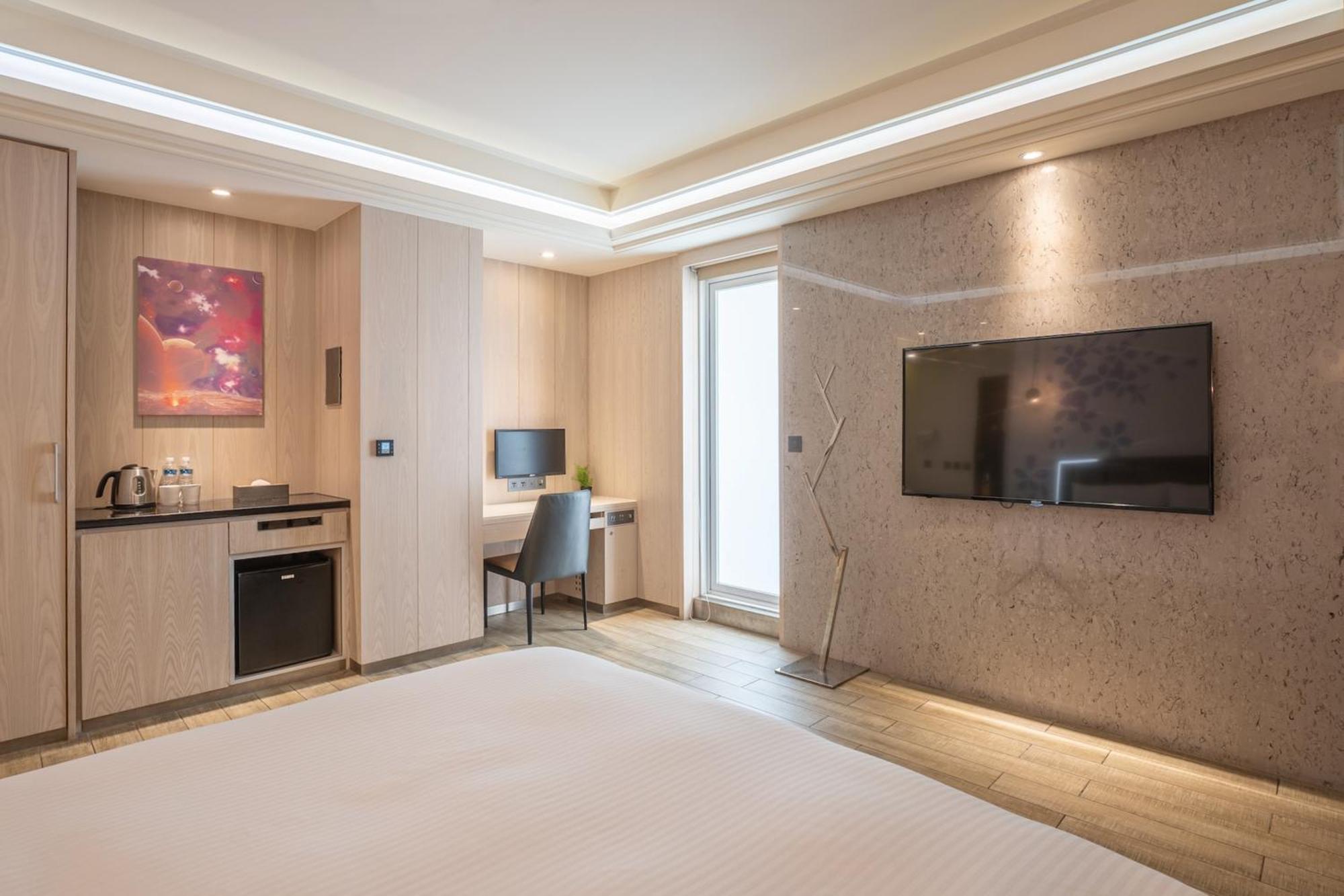 Guide Hotel Taichung Ziyou Екстериор снимка
