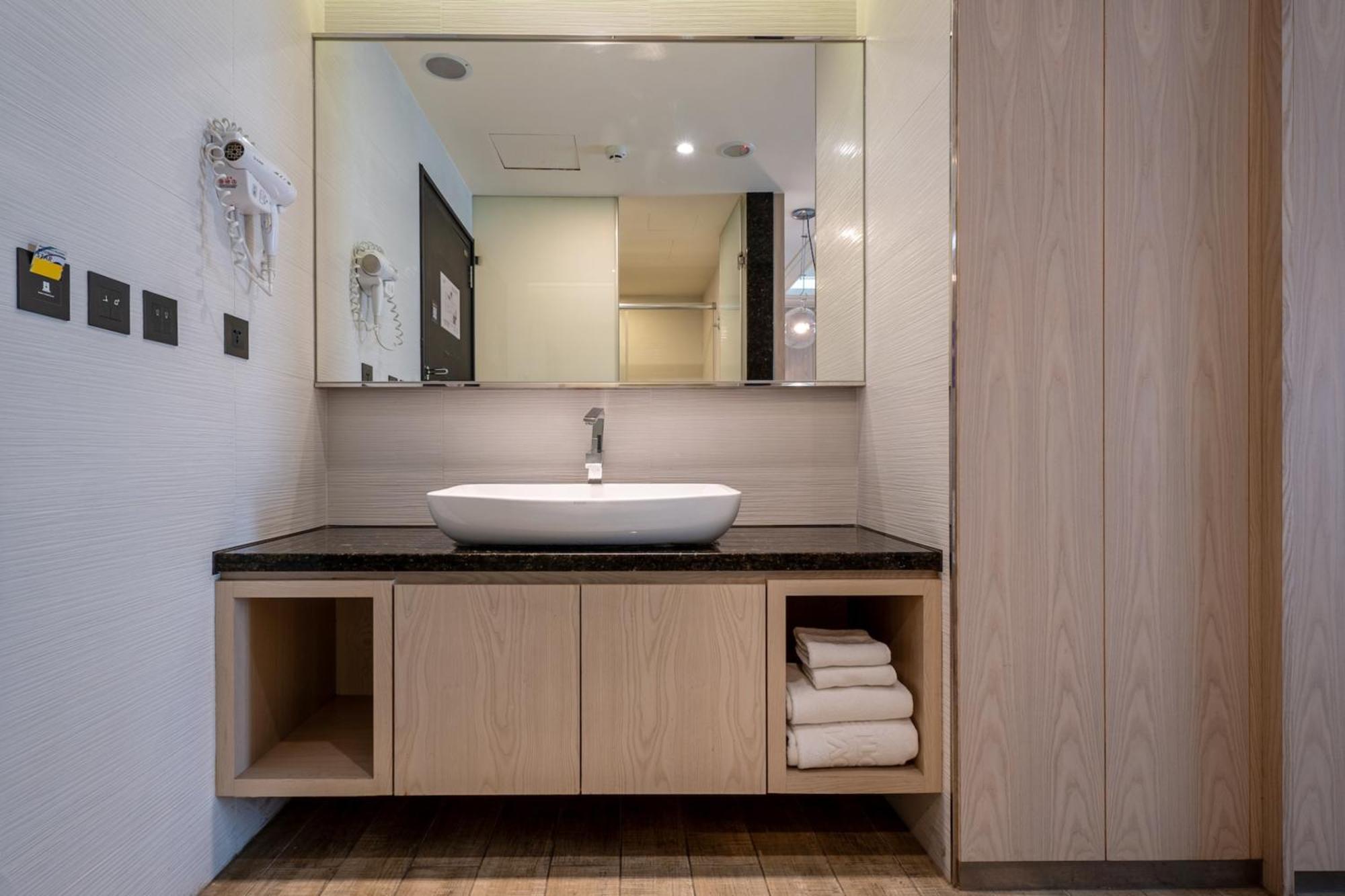 Guide Hotel Taichung Ziyou Екстериор снимка