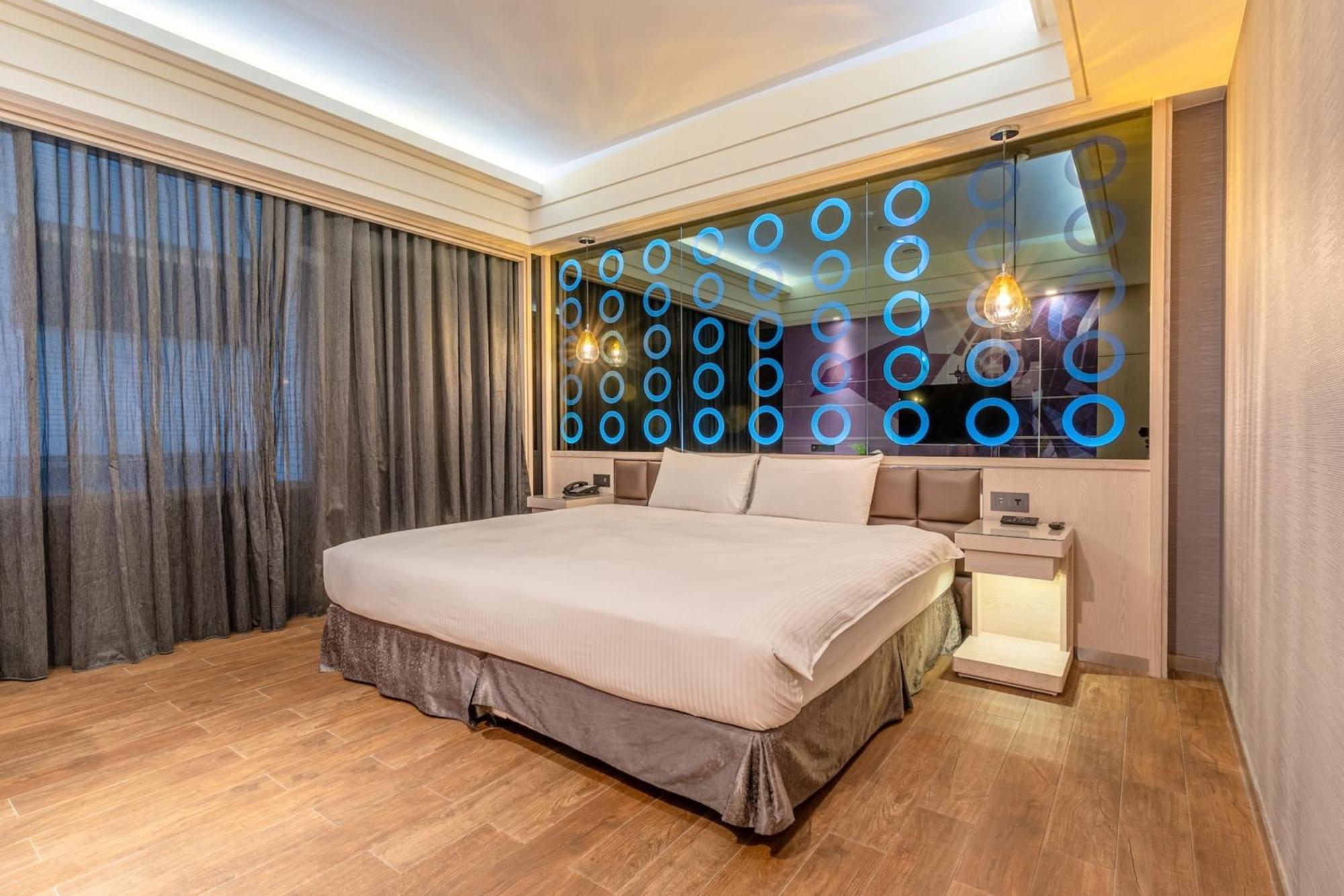 Guide Hotel Taichung Ziyou Екстериор снимка
