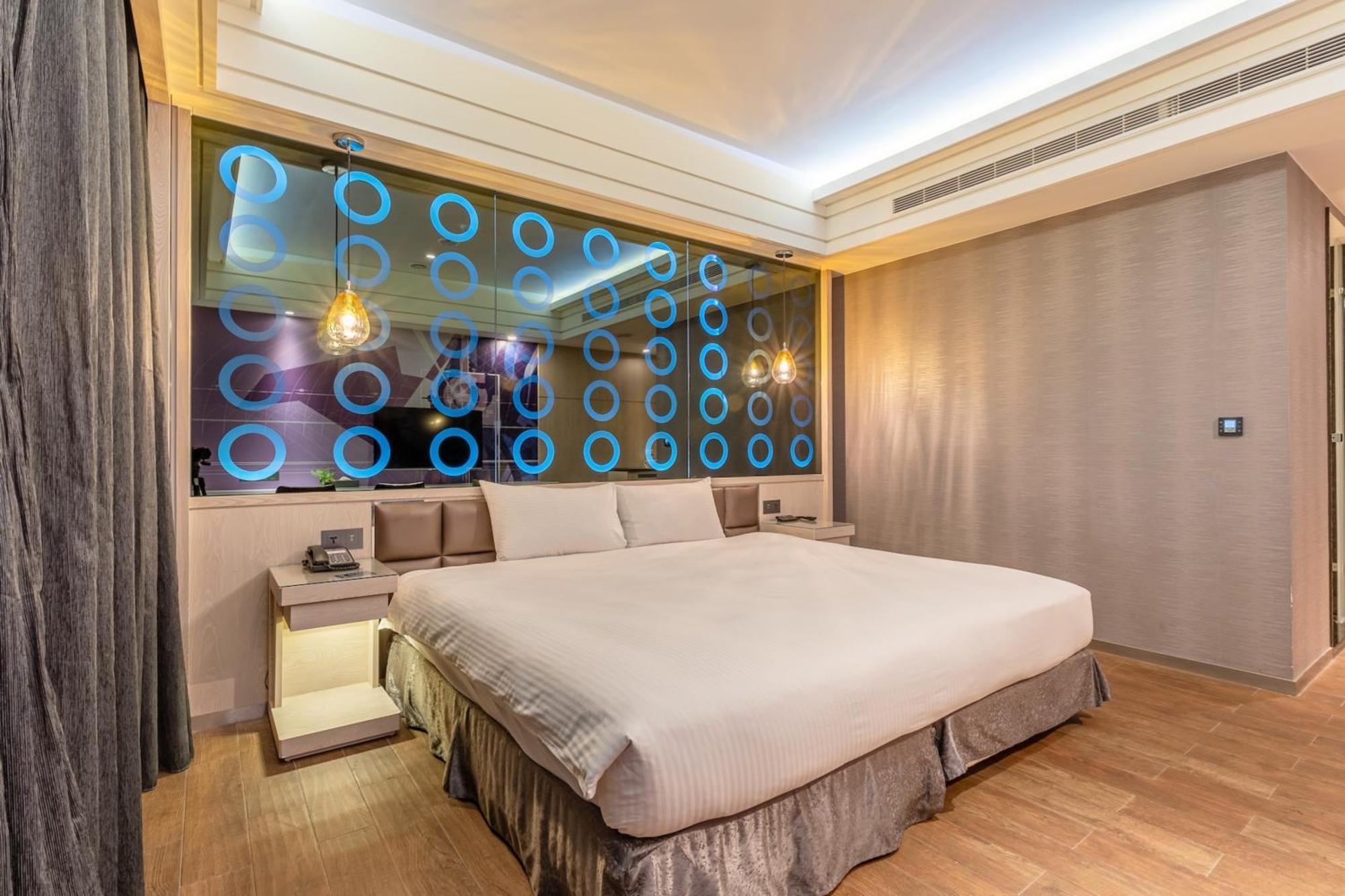 Guide Hotel Taichung Ziyou Екстериор снимка