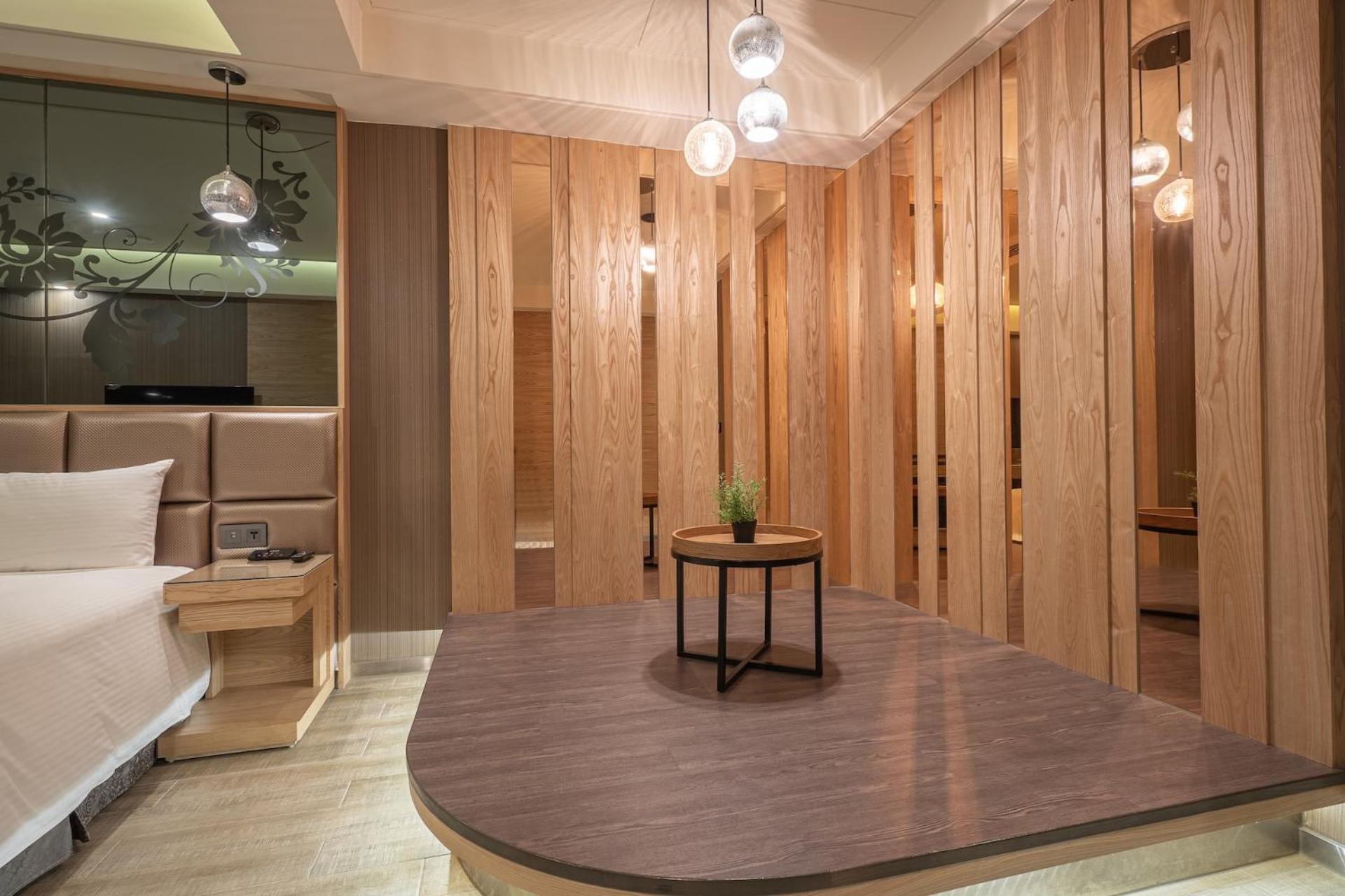 Guide Hotel Taichung Ziyou Екстериор снимка