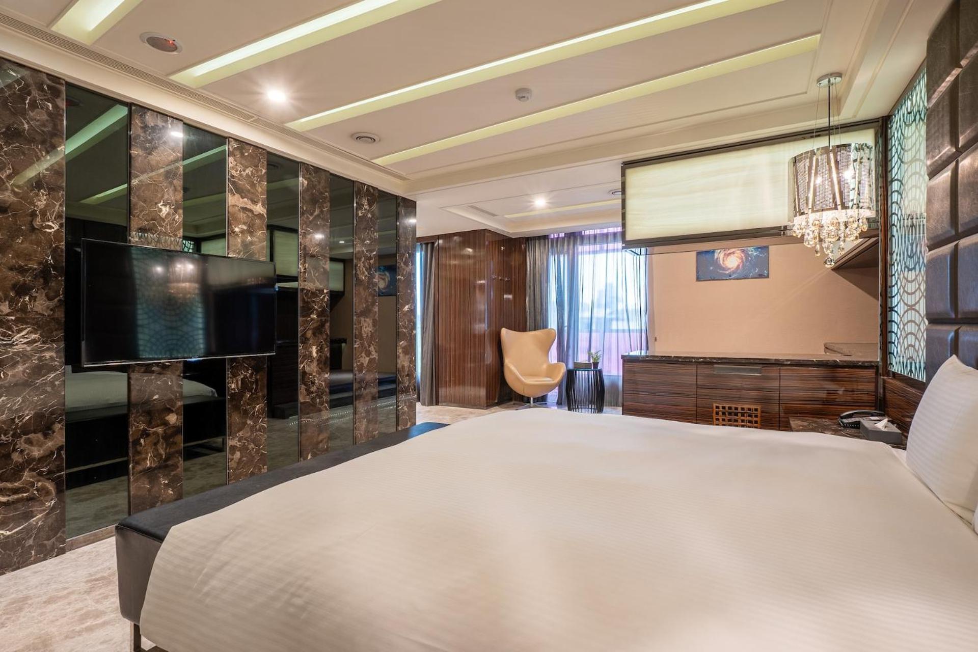 Guide Hotel Taichung Ziyou Екстериор снимка